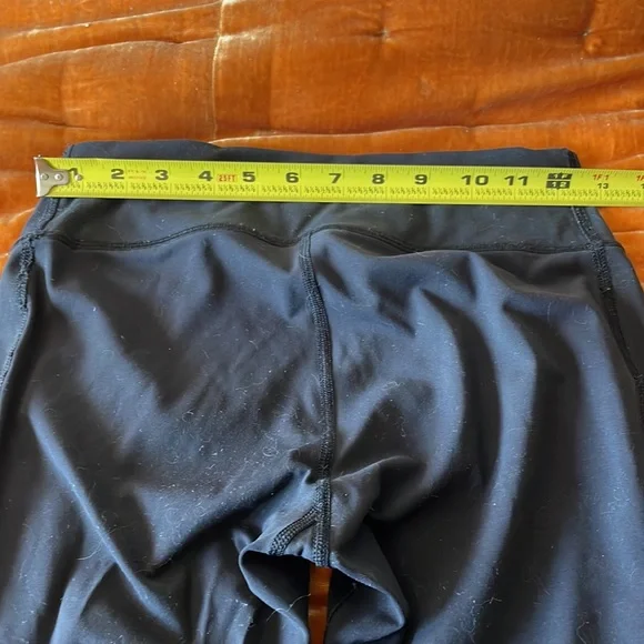 Black sz 6 Lululemon leggings with mesh side pockets - Picture 4 of 5